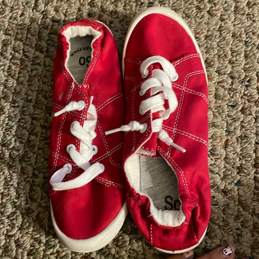 Women’s size 5 memory foam slip on sneaker SO brand. Never worn